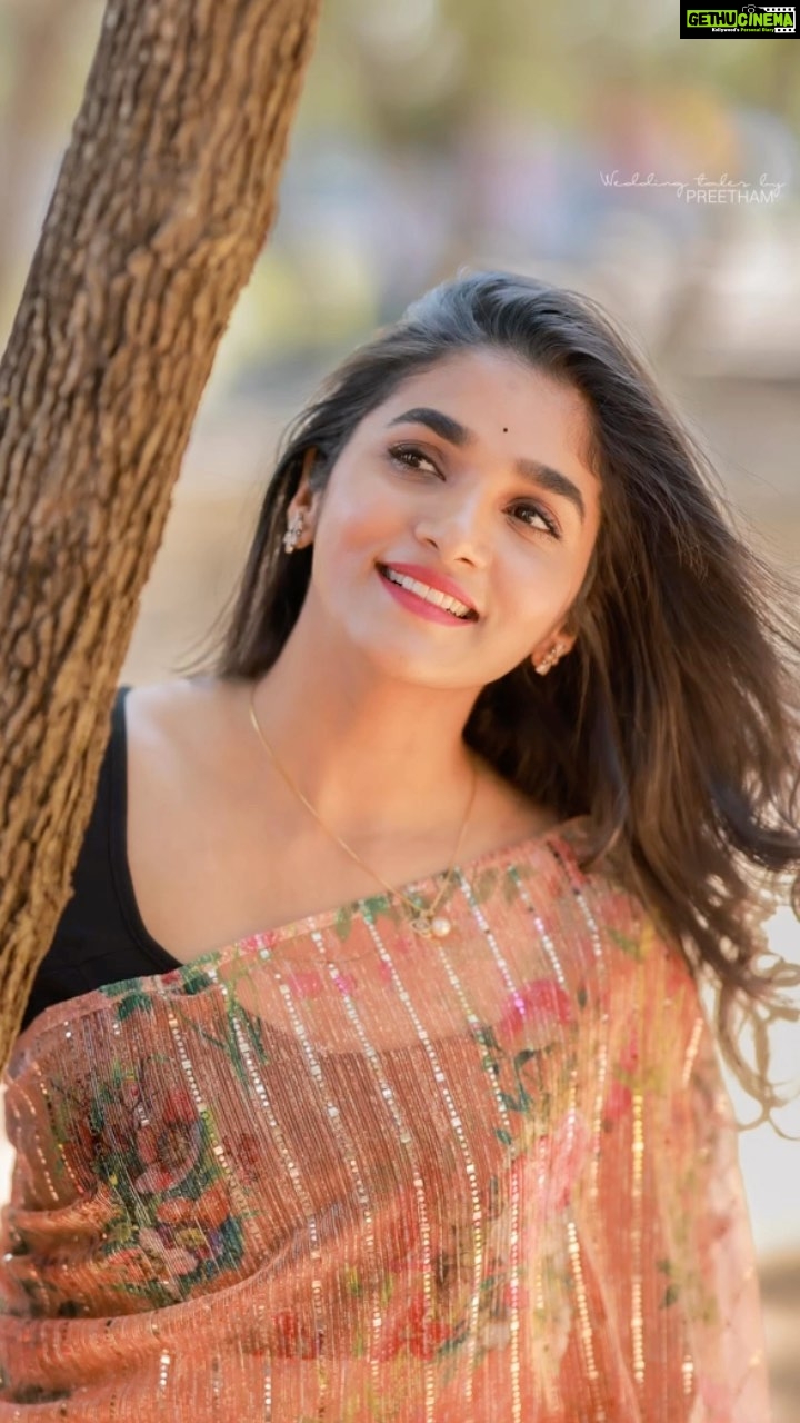 Divya Uruduga - 185.7K Likes - Smile is the most beautiful curve! 😀 so sport a smile always 🙌😀♥️
📸: @weddingtalesbypreetham 😎
Saree: @rishi_designs11 🌷
💛🖤
#divyauruduga #du #arviya #arviyans