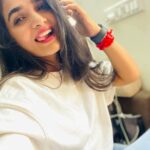 Divya Uruduga Instagram - And who is your favourite Human?🤔 💛🖤 #divyauruduga #du #arviyans #arviya #🧿
