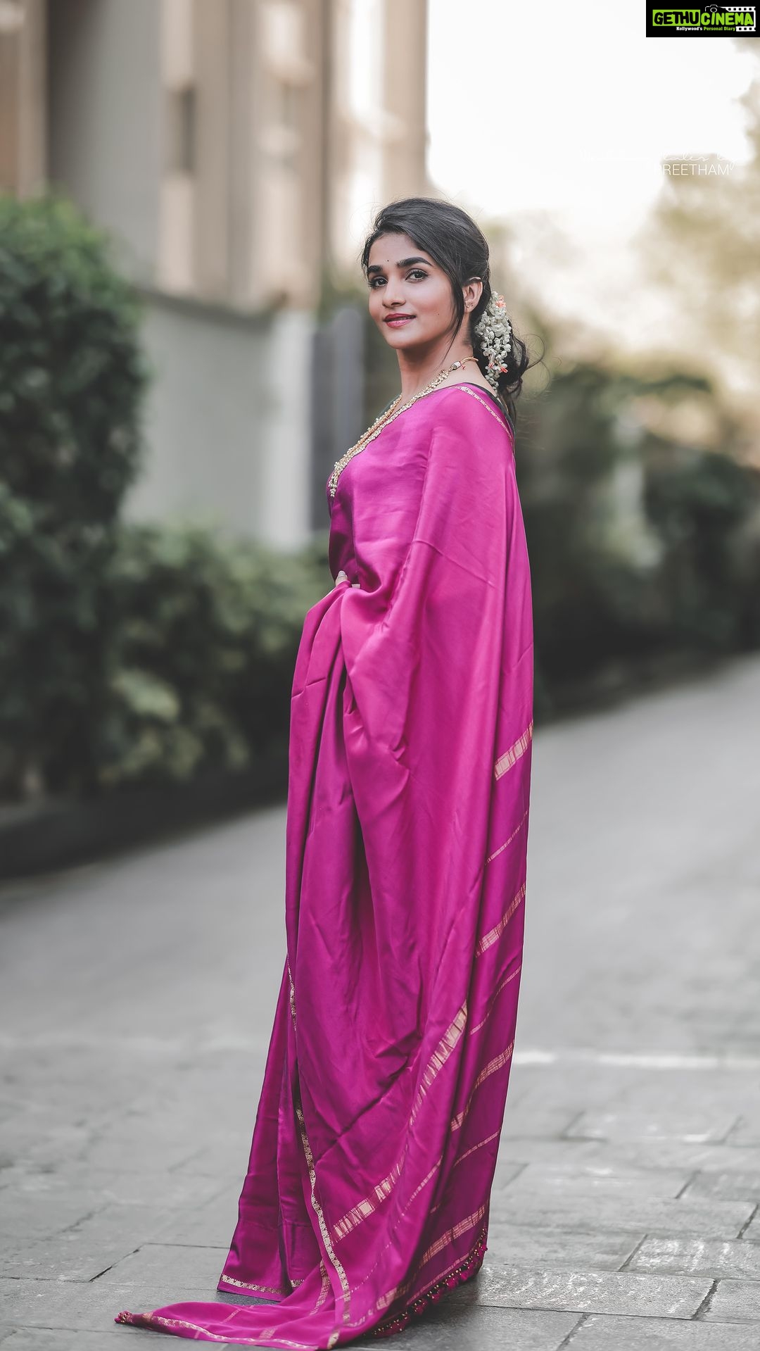 Divya Uruduga - 208.5K Likes - My never ending love for sarees ♥️
📸 @weddingtalesbypreetham
Jewellery: @velvetboxby
💛🖤
#divyauruduga #du #arviya #arviyans
