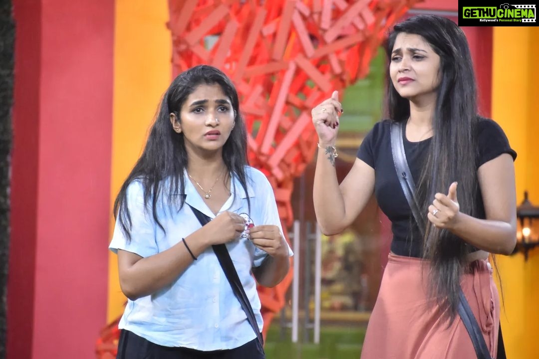 Divya Uruduga Instagram - POV : When you know the song but, you are not able to sing 🫣 Have you ever been in that situation?😹 #TeamDivyaUruduga @colorskannadaofficial #divyauruduga #divyau #du #D #uruduga #DU #DUvians #thirthahalli #d #shivamoga #kpdu #arviya #arviyans #arya #preetiirali #live #love #laugh #peace #positivity #🧿 #bbk9 #bigbosskannada #biggbosskannadaseason9 #biggbosskannada #Voot #vootselect