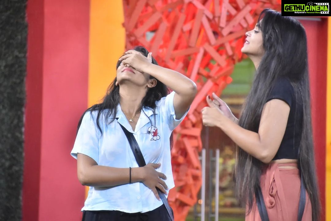 Divya Uruduga Instagram - POV : When you know the song but, you are not able to sing 🫣 Have you ever been in that situation?😹 #TeamDivyaUruduga @colorskannadaofficial #divyauruduga #divyau #du #D #uruduga #DU #DUvians #thirthahalli #d #shivamoga #kpdu #arviya #arviyans #arya #preetiirali #live #love #laugh #peace #positivity #🧿 #bbk9 #bigbosskannada #biggbosskannadaseason9 #biggbosskannada #Voot #vootselect