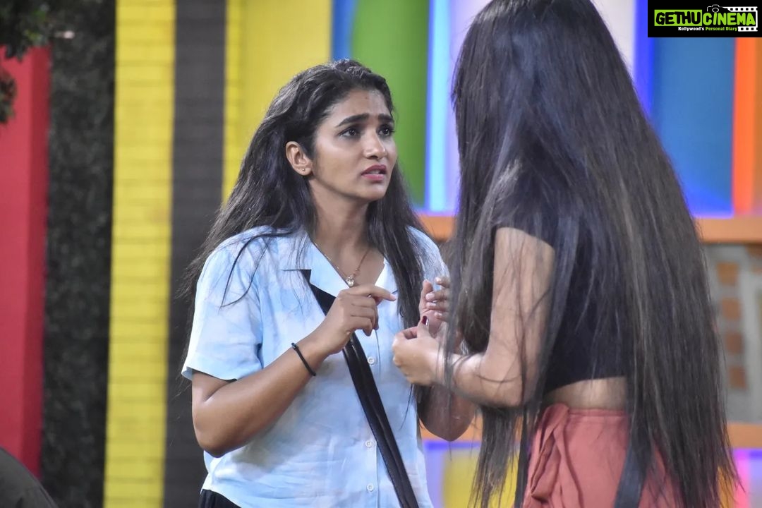 Divya Uruduga Instagram - POV : When you know the song but, you are not able to sing 🫣 Have you ever been in that situation?😹 #TeamDivyaUruduga @colorskannadaofficial #divyauruduga #divyau #du #D #uruduga #DU #DUvians #thirthahalli #d #shivamoga #kpdu #arviya #arviyans #arya #preetiirali #live #love #laugh #peace #positivity #🧿 #bbk9 #bigbosskannada #biggbosskannadaseason9 #biggbosskannada #Voot #vootselect