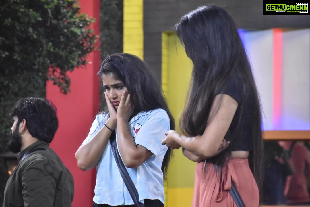 Divya Uruduga Instagram - POV : When you know the song but, you are not able to sing 🫣 Have you ever been in that situation?😹 #TeamDivyaUruduga @colorskannadaofficial #divyauruduga #divyau #du #D #uruduga #DU #DUvians #thirthahalli #d #shivamoga #kpdu #arviya #arviyans #arya #preetiirali #live #love #laugh #peace #positivity #🧿 #bbk9 #bigbosskannada #biggbosskannadaseason9 #biggbosskannada #Voot #vootselect