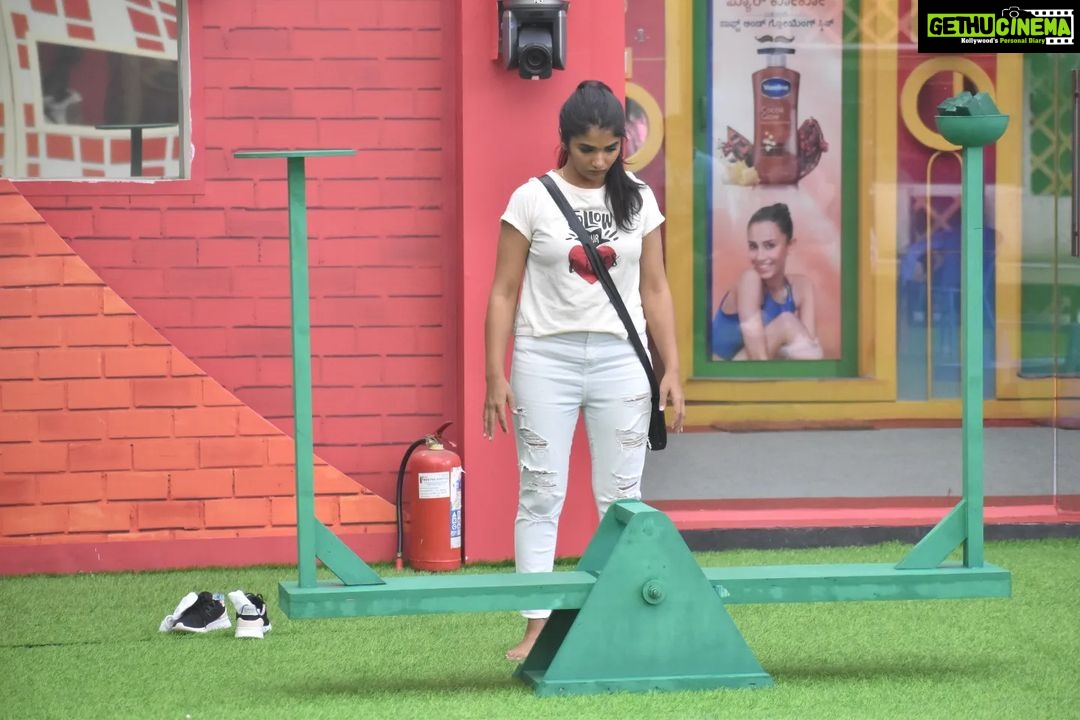 Divya Uruduga Instagram - What you do makes a difference so, you should decide what kind of difference to make 😉 Kindly cast your valuable votes from the voot app. 🫰🥰 BiggBoss, ರಾತ್ರಿ 9:30 ಕ್ಕೆ. #TeamDivyaUruduga @colorskannadaofficial #divyauruduga #divyau #du #D #uruduga #DU #DUvians #thirthahalli #d #shivamoga #kpdu #arviya #arviyans #arya #preetiirali #live #love #laugh #peace #positivity #🧿 #bbk9 #bigbosskannada #biggbosskannadaseason9 #biggbosskannada #Voot #vootselect