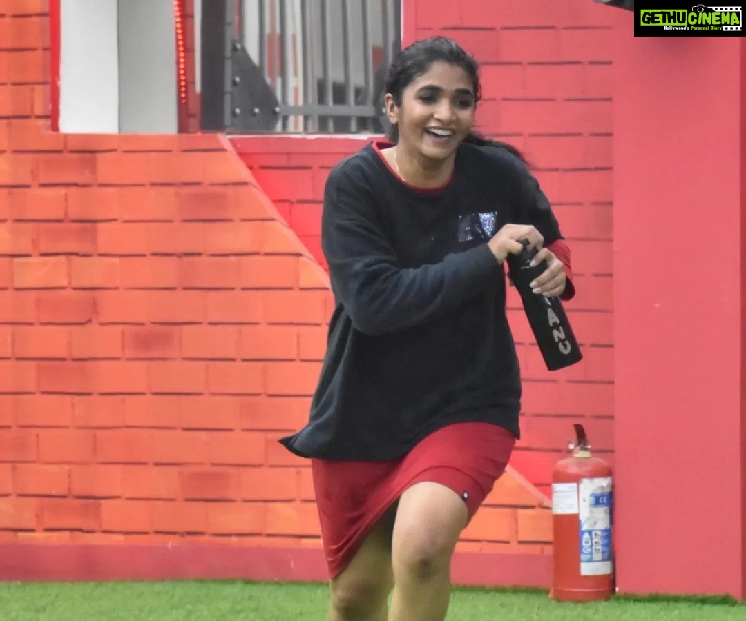 Divya Uruduga Instagram - Task • Rain • Friends kinda day 😍 #TeamDivyaUruduga @colorskannadaofficial #divyauruduga #divyau #du #D #uruduga #DU #DUvians #thirthahalli #d #shivamoga #kpdu #arviya #arviyans #arya #preetiirali #live #love #laugh #peace #positivity #🧿 #bbk9 #bigbosskannada #biggbosskannadaseason9 #biggbosskannada #Voot #vootselect