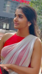 Divya Uruduga Instagram - They say every saree has a story!! Well this saree is a leading lady♥️ she is my wardrobe princess✨ btw most of you already know the story behind this special saree🙈  try and recollect!😉

Ps: This time  when I wore it, I didn’t say Nachke agtide 🙈& nobody asked me to wear just the choker😉 💛🖤

🎥: @swathiguruvaraju 🤩

#divyauruduga #divyau #du #D #uruduga #DU  #DUvians  #thirthahalli #d #shivamoga #kpdu  #arviya #arviyans #arya #preetiirali #live #love #laugh  #peace #positivity #🧿