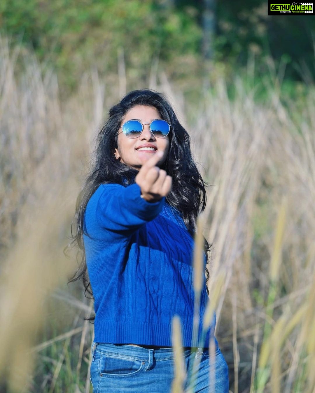 Divya Uruduga - 164K Likes - Sending you some smiles, love and stardust♥️✨
🖤💛
📸 : @__a_p_creation__ @__madhusagar__ 😎
#divyauruduga #divyau #du #D #uruduga #DU #DUvians #thirthahalli #d #shivamoga #kpdu #arviya #arviyans #arya #preetiirali #live #love #laugh #peace #positivity #🧿