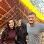 Divya Uruduga Instagram - Laughter, food & fun kinda day!👭👬 @aravind_kp @iamvaishnavioffl @raghu_vinestore_official 💛🖤 #divyauruduga #divyau #du #D #uruduga #DU #DUvians #thirthahalli #d #shivamoga #kpdu #arviya #arviyans #arya #preetiirali #live #love #laugh #peace #positivity #🧿