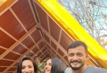 Divya Uruduga Instagram - Laughter, food & fun kinda day!👭👬 @aravind_kp @iamvaishnavioffl @raghu_vinestore_official 💛🖤 #divyauruduga #divyau #du #D #uruduga #DU #DUvians #thirthahalli #d #shivamoga #kpdu #arviya #arviyans #arya #preetiirali #live #love #laugh #peace #positivity #🧿