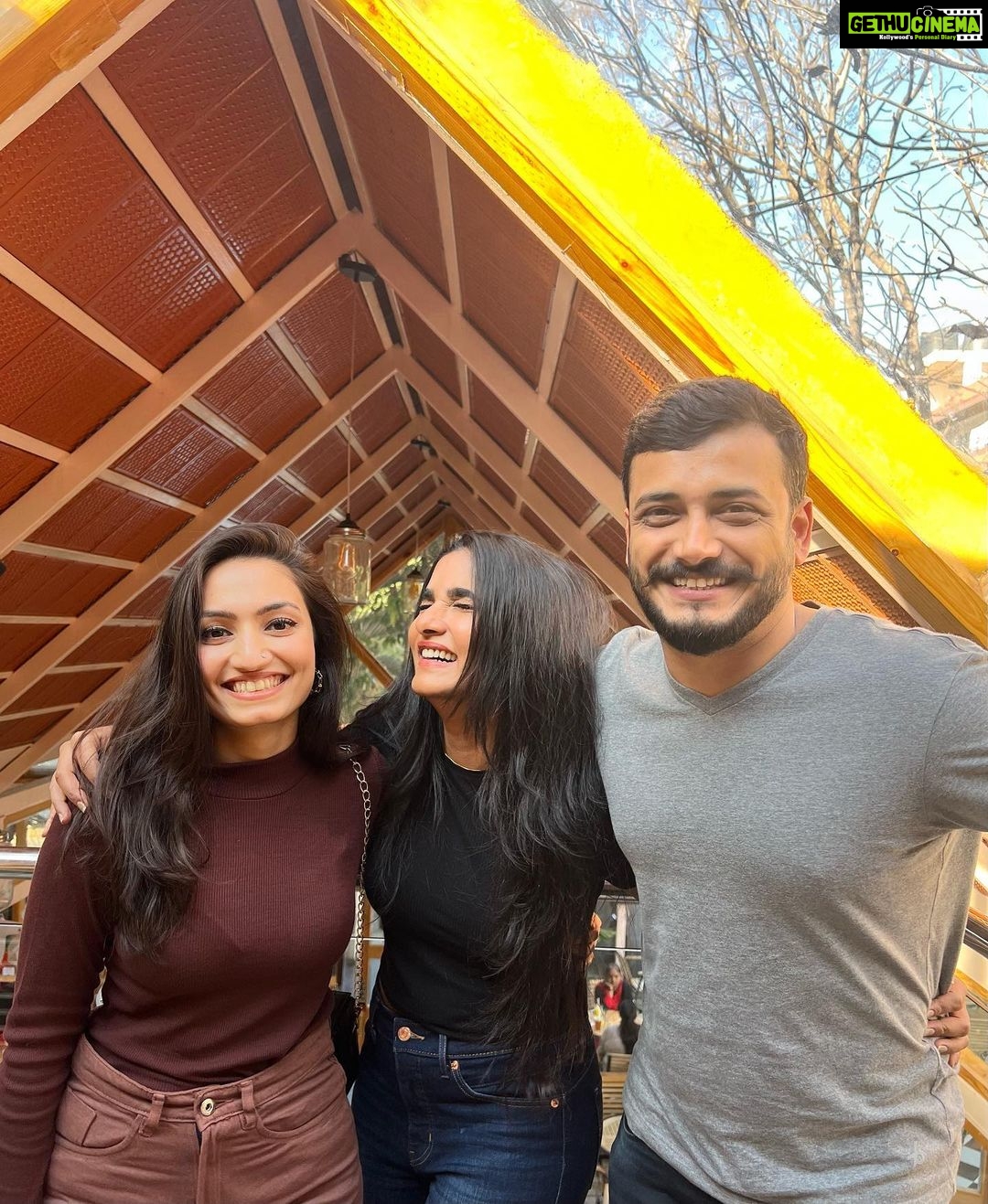 Divya Uruduga - 207.1K Likes - Laughter, food & fun kinda day!👭👬
@aravind_kp @iamvaishnavioffl @raghu_vinestore_official
💛🖤
#divyauruduga #divyau #du #D #uruduga #DU #DUvians #thirthahalli #d #shivamoga #kpdu #arviya #arviyans #arya #preetiirali #live #love #laugh #peace #positivity #🧿