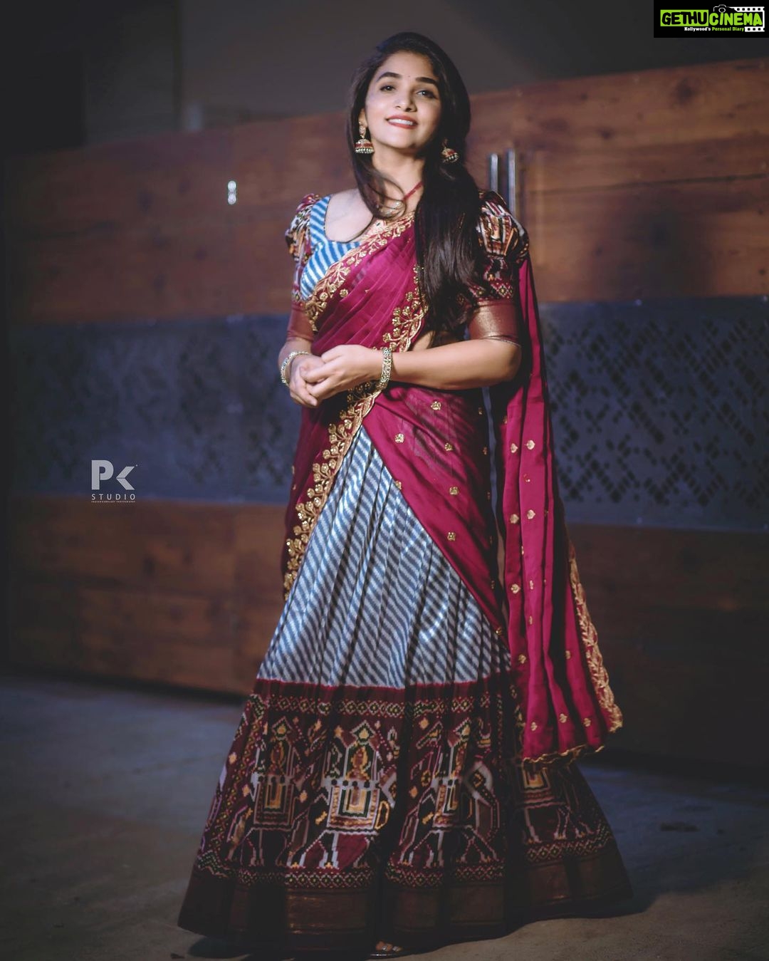 Divya Uruduga - 161.1K Likes - Giggles, stardust and some coffee!! ✨
💛🖤
Pc: @pkstudiophotography
#divyauruduga #divyau #du #D #uruduga #DU #DUvians #thirthahalli #d #shivamoga #kpdu #arviya #arviyans #arya #preetiirali #live #love #laugh #peace #positivity #🧿
