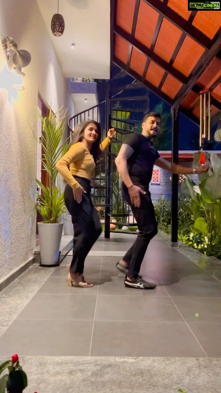 Divya Uruduga - 184.2K Likes - Let’s all hook together for the hook step!! Show your moves through reels and tag @ardhambardhapremakathe and don’t forget to mention #jingalakaapk the best ones will be featured on our respective pages! 💛🖤
@aravind_kp 🥰
#divyauruduga #divyau #du #D #uruduga #DU #DUvians #thirthahalli #d #shivamoga #kpdu #arviya #arviyans #arya #preetiirali #live #love #laugh #peace #positivity #🧿