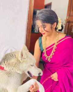 Divya Uruduga Instagram - Remember the lost and found Blue🐶?!💙 The cutest! @bluhuskee 

💛🖤

📸: @mansa_neeraj 
Jewellery: @velvetboxby 

#divyauruduga #divyau #du #D #uruduga #DU  #DUvians  #thirthahalli #d #shivamoga #kpdu  #arviya #arviyans #arya #preetiirali #live #love #laugh  #peace #positivity #🧿
