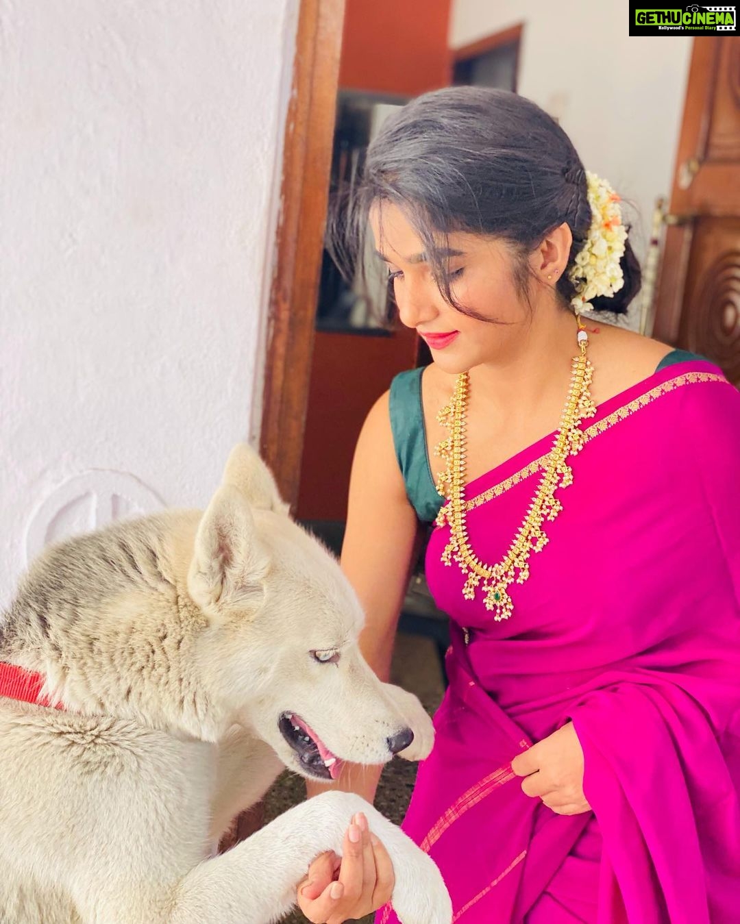 Divya Uruduga - 174.6K Likes - Remember the lost and found Blue🐶?!💙 The cutest! @bluhuskee
💛🖤
📸: @mansa_neeraj
Jewellery: @velvetboxby
#divyauruduga #divyau #du #D #uruduga #DU #DUvians #thirthahalli #d #shivamoga #kpdu #arviya #arviyans #arya #preetiirali #live #love #laugh #peace #positivity #🧿