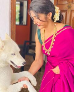 Divya Uruduga Instagram - Remember the lost and found Blue🐶?!💙 The cutest! @bluhuskee 

💛🖤

📸: @mansa_neeraj 
Jewellery: @velvetboxby 

#divyauruduga #divyau #du #D #uruduga #DU  #DUvians  #thirthahalli #d #shivamoga #kpdu  #arviya #arviyans #arya #preetiirali #live #love #laugh  #peace #positivity #🧿