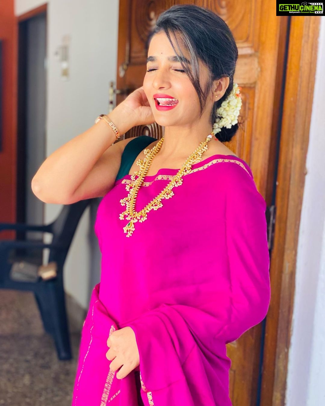 Divya Uruduga - 174.6K Likes - Remember the lost and found Blue🐶?!💙 The cutest! @bluhuskee
💛🖤
📸: @mansa_neeraj
Jewellery: @velvetboxby
#divyauruduga #divyau #du #D #uruduga #DU #DUvians #thirthahalli #d #shivamoga #kpdu #arviya #arviyans #arya #preetiirali #live #love #laugh #peace #positivity #🧿