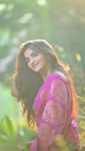 Divya Uruduga Instagram - Oye Namaskara🙋‍♀️🍀

📸: @__a_p_creation__  @__madhusagar__ 🫶🏻😎

💛🖤

#divyauruduga #divyau #du #D #uruduga #DU  #DUvians  #thirthahalli #d #shivamoga #kpdu  #arviya #arviyans #arya #preetiirali #live #love #laugh  #peace #positivity #🧿
