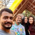 Divya Uruduga Instagram - Laughter, food & fun kinda day!👭👬 @aravind_kp @iamvaishnavioffl @raghu_vinestore_official 💛🖤 #divyauruduga #divyau #du #D #uruduga #DU #DUvians #thirthahalli #d #shivamoga #kpdu #arviya #arviyans #arya #preetiirali #live #love #laugh #peace #positivity #🧿