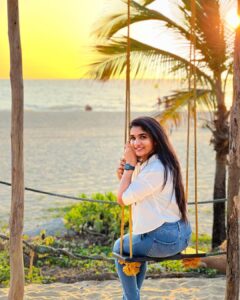 Divya Uruduga Instagram - "The sea, once it casts its spell, holds one in its net of wonder forever." —Jacques Yves Cousteau

🖤💛
📸: @anushrai_ 

#divyauruduga #divyau #du #D #uruduga #DU  #DUvians  #thirthahalli #d #shivamoga #kpdu  #arviya #arviyans #arya #preetiirali #live #love #laugh  #peace #positivity #🧿