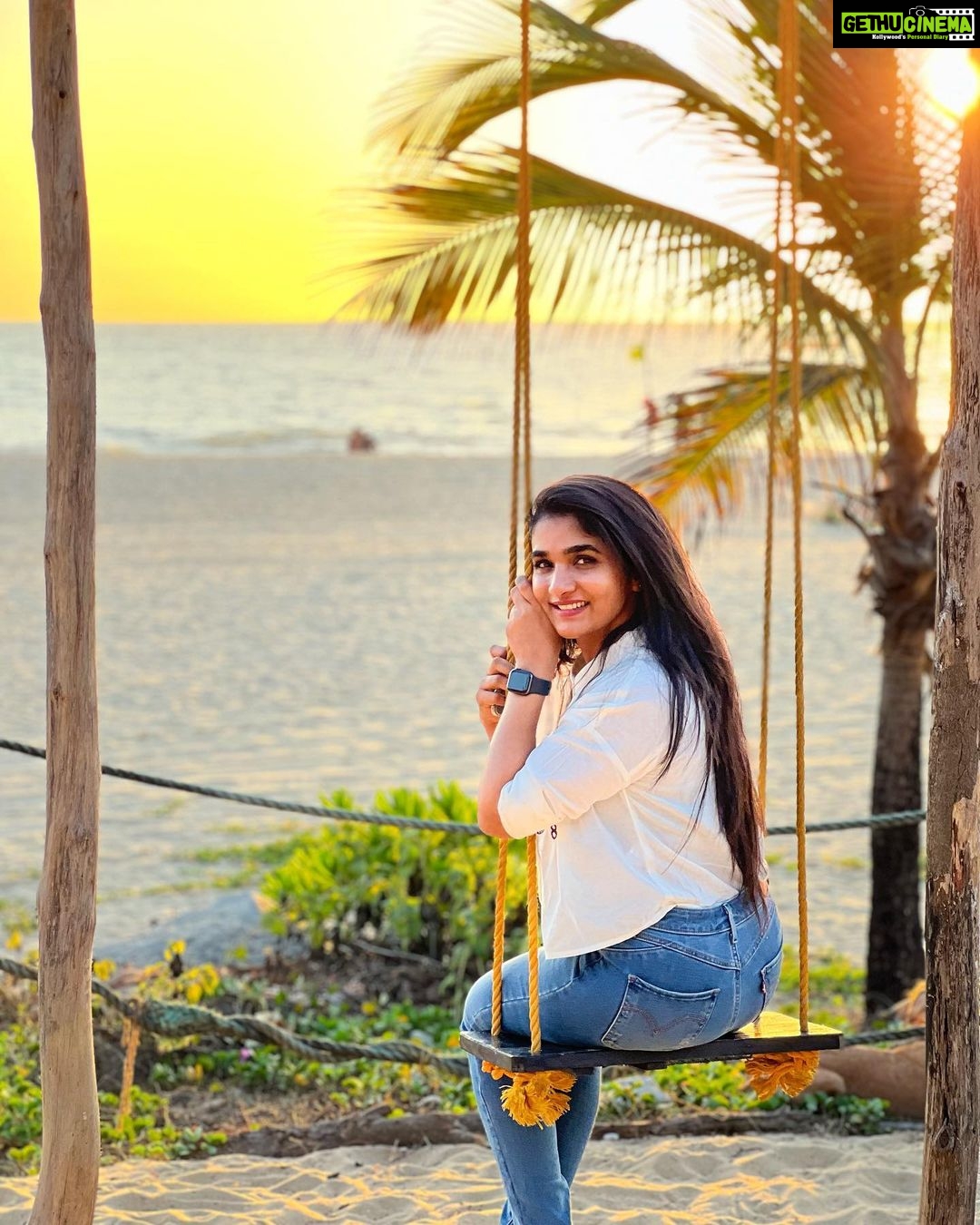 Divya Uruduga - 202.5K Likes - "The sea, once it casts its spell, holds one in its net of wonder forever." —Jacques Yves Cousteau
🖤💛
📸: @anushrai_
#divyauruduga #divyau #du #D #uruduga #DU #DUvians #thirthahalli #d #shivamoga #kpdu #arviya #arviyans #arya #preetiirali #live #love #laugh #peace #positivity #🧿