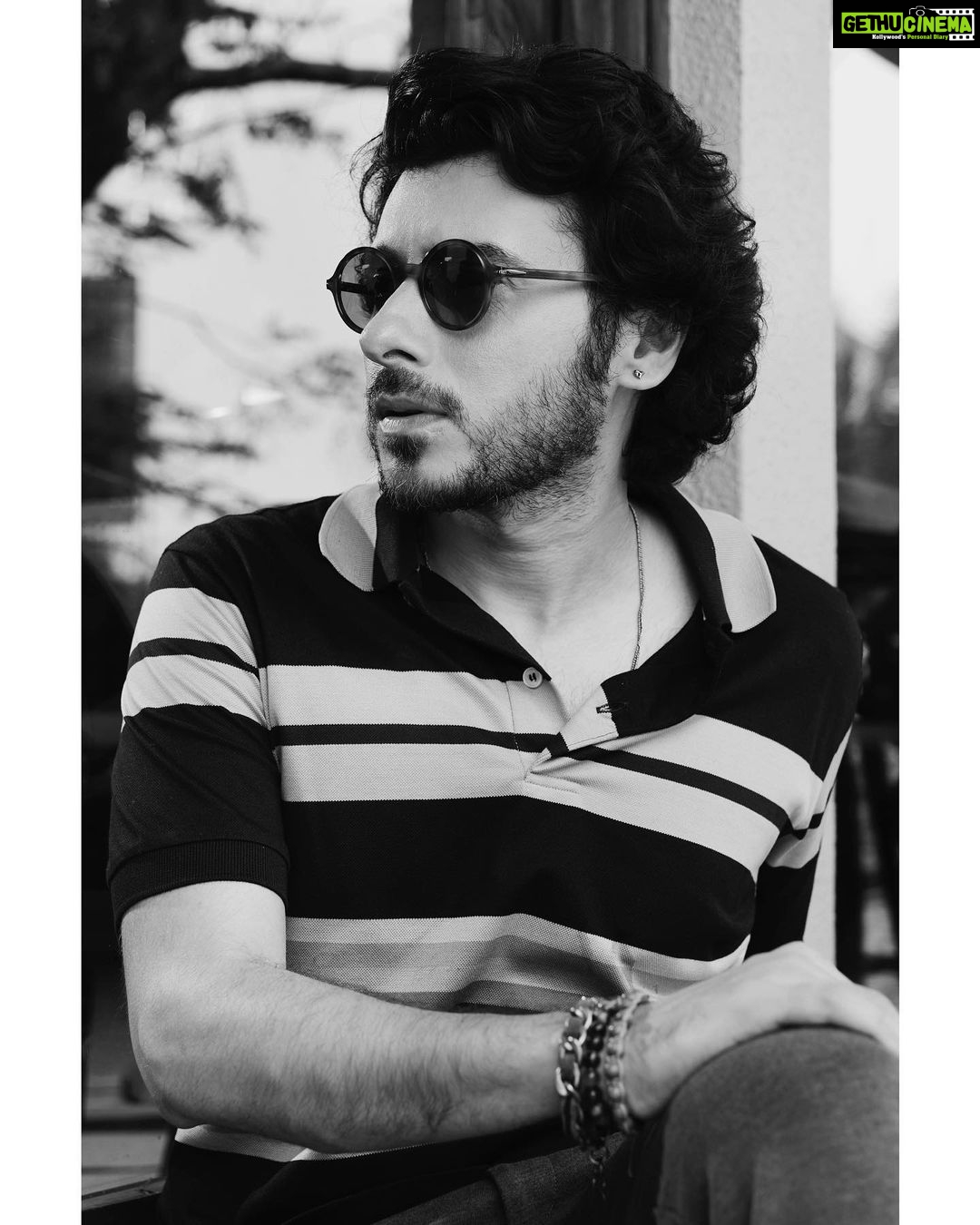 Divyenndu Instagram - When you realise, itβs your order coming!!! Imagine itβs coming.. in slow motion.. on this track!!! #saturday #PizzaDay #cheatday #blacknwhite π π π π π π π π π Location courtesy -@salttkarjat Shot by - @abheetgidwani Stylist - @nikitajaisinghani HMU - @hairplaywitshabby @jatin_veerkar Dream Land
