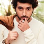 Divyenndu Instagram - Saturday Night Live!!!!! Photo kaisi lagi bol Shot by : @abheetgidwani 💛 Styled by : @nikitajaisinghani Saltt Karjat