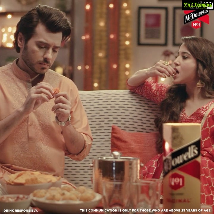 Divyenndu Instagram - #Collaboration Kya aapko pata hai ki hum @itsvijayvarma ke saath koi Original game khelenge ya nahi ? Immediate soch ke comment kijiye aur hume bataiye! @battatawada #McDowellsNo1 #ChooseOriginal #NayiNo1 #WhiskykaOriginalTaste #DrinkResponsibly @hungamamusic @artistaloud