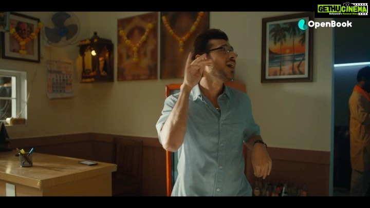 Divyenndu Instagram - Sanjay Mishraji akele hi kaafi hai par yaha toh 'chaar chaand' laga diye. Aur upar se humara dance! Yeh toh triple treat hai, Kyuki saath @openbookhq bhi hai jo billing se lekar banking tak helps small businesses. So, #BusinessKaroSimple apnao #DhandheKaNayaSukh
