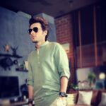 Divyenndu Instagram - When someone asks me on shoot.. ‘Kya haal hai’??? My answer: Sab Set hai.. Styled by : @eshaamiin1 HMU: @jatin_veerkar @hairplaywitshabby