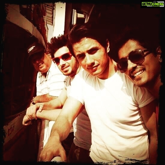 Divyenndu Instagram - Happy Friendships Day everyone!!! Throwback from the sets of Chashme baddoor. Omi.. Jai.. n Sid.. with the coolest 4th friend David Dhawan sir. Shooting this film was a blast!! So many great memories here especially me n Siddy @worldofsiddharth use to hang like EVERYDAY!!! Especially our Mauritius sched.. Oh man!!!Miss those days!! #HarEkFriendKaminaHotaHai #DavidDhawan @viacom18studios @ali_zafar