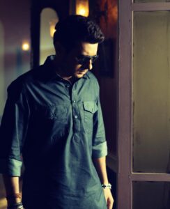 Divyenndu Instagram - Caption dhoond rahe hain.. mile toh batana!!
