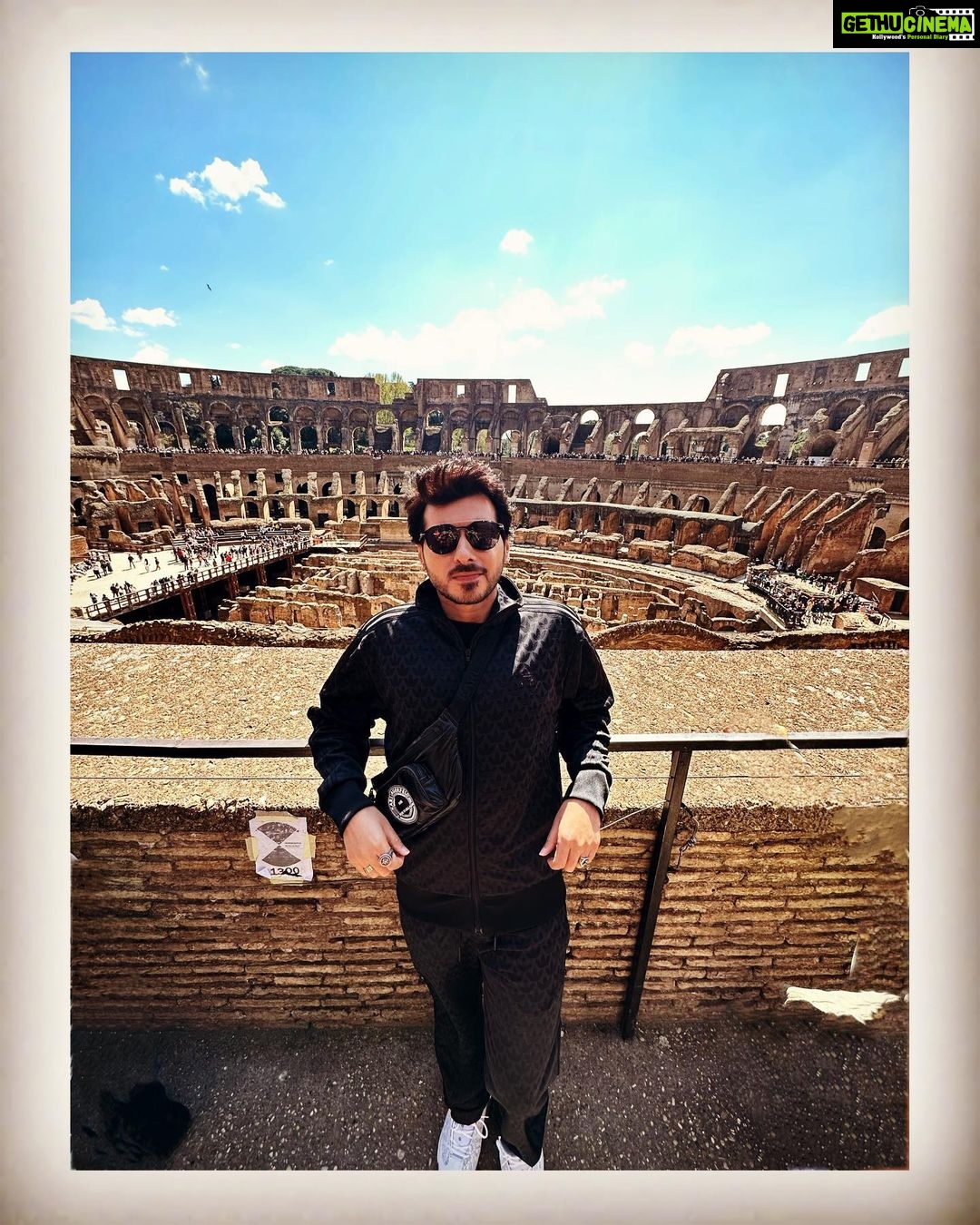 Divyenndu Instagram - ALL ROADS LEAD TO ROMA!!!! . . . . . . Ends with Caravaggio!🤌🏻 To experience this in flesh and blood is an honour. All thanx to my travel partner for life Akanksha @astoryofonesown_ 👫🏼 #epic #art #roma #colosseo