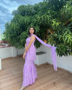 Eisha Singh Instagram - बदलती फ़िज़ा... 💜
.
.
.
Wearing this beauty by @houseofchikankari.in 🌸