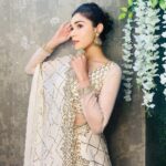 Eisha Singh Instagram – Scintillatingly resplendent among ‘floral beauties’!!! ✨