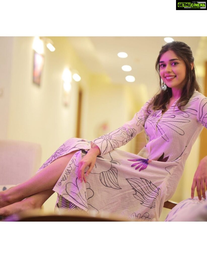 Eisha Singh Instagram - 𝐋𝐄𝐓 𝐓𝐇𝐄 𝐁𝐈𝐑𝐃𝐒 𝐅𝐋𝐘 𝐅𝐑𝐄𝐄 💕🕊 This collection is brought forth, to bring awareness about the peril of caged birds. The garments are made from hand woven textiles, adorned with the beautiful hand aari embroidery and colorful birds, lovingly created by our local artisan communities. The translucence of the fabric is layered with stripes below representing the cage, bird needs to be free from. @purvi.doshi - Against Animal Cruelty