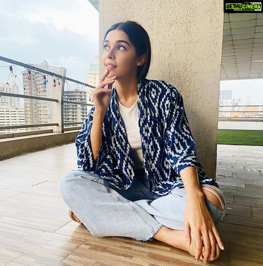 Eisha Singh Instagram - आज ख़ामोश हूँ मैं भी और ये शहर भी , बिल्कुल आसमान की तरह..... बोल रही है तो केवल ये मेरी पोशाक… @kairabynikita 🦋💙