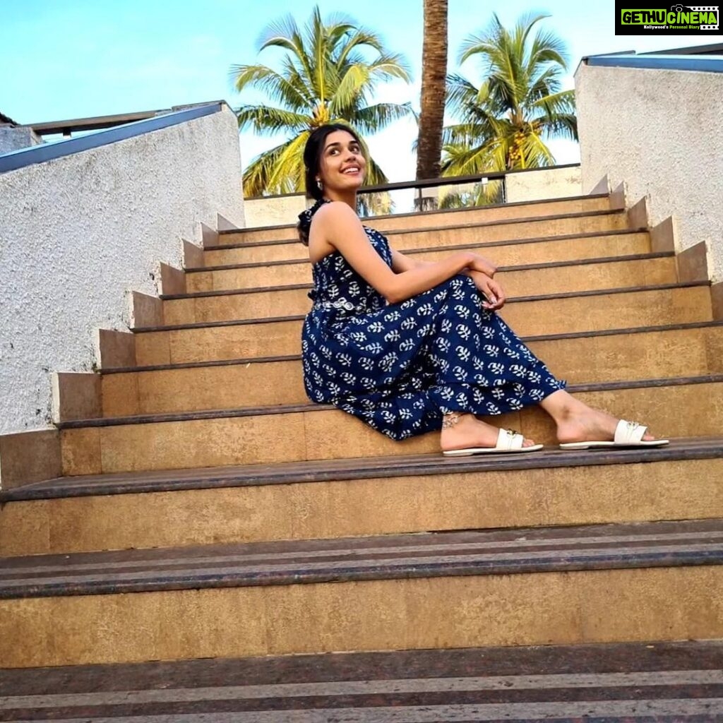 Eisha Singh Instagram - There is something magical about waves crashing in the sand, the sun shining bright with teases of wind blowing between palm trees on summer days. 💕🏝 . . . Wearing this gorgeous halter dress by @kairabynikita 💙