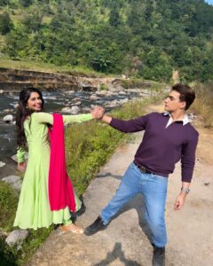 Eisha Singh Instagram - Expectation v/s Reality 
Darjeeling #wednesday version!