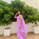 Eisha Singh Instagram - बदलती फ़िज़ा... 💜 . . . Wearing this beauty by @houseofchikankari.in 🌸