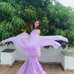 Eisha Singh Instagram - बदलती फ़िज़ा... 💜 . . . Wearing this beauty by @houseofchikankari.in 🌸