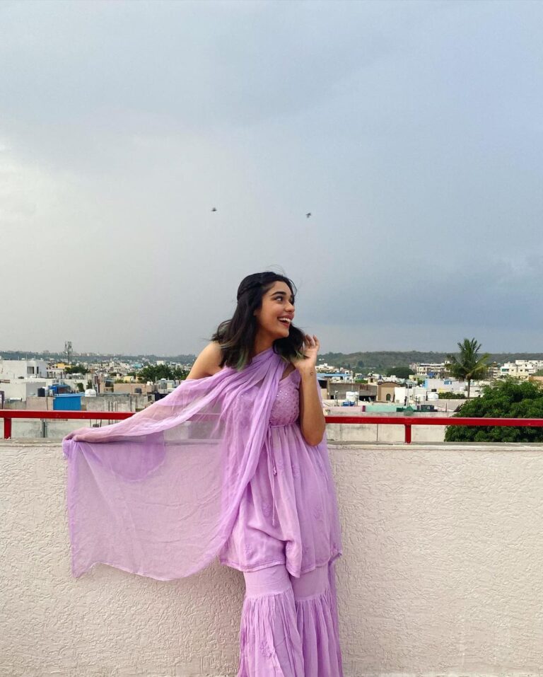 Eisha Singh Instagram - बदलती फ़िज़ा... 💜 . . . Wearing this beauty by @houseofchikankari.in 🌸