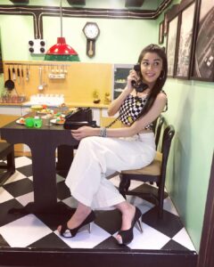 Eisha Singh Instagram - Hello? Where my scones at?? 🙊 I really can’t get over this cute lil kitchen at the facebook office 🐥💟
. 
I’d always see people posting pictures of this cute kitchen and the amazing fb office n I always wanted one.
It might not be a big milestone but I finally got my access to it. I guess, seeing these little wishes becoming reality, is not less than a miracle. These apparently so little milestones eventually lead you to the bigger ones. So keep striving and appreciate the smaller steps as well as the big leaps! ♥️