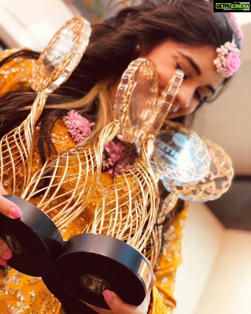 Eisha Singh Instagram - What a memorable evening it was. 'Zee Rishtey Awards 2018' Came home with a lot of love and appreciation. Whatever I've earned is not solely mine- this is ours. ❤️ Every single of you who watch, appreciate, criticise and love- every single ounce of it n push me to do best. This is for all of us. Dream team, amazing co-stars and loyal fans- we did it again, together ❤️ Thank you so much everyone😘 #IshqSubhanAllah