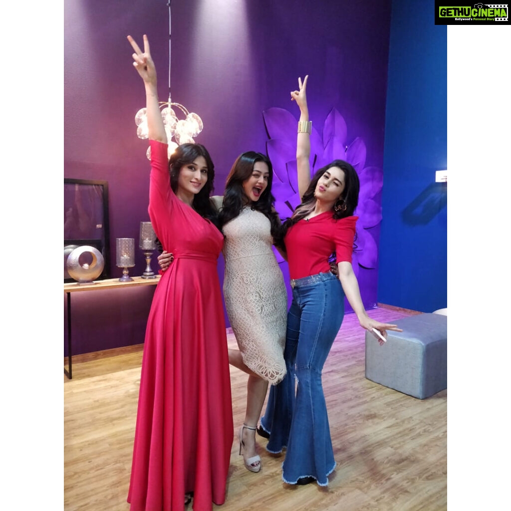 Eisha Singh Instagram - GIRL GANG ✌🏻💕 #Juzzbaat Made me laugh, giggle, dance, chuckle and whatnot! 🙈 Also, cheers to our humorous tales 🙊😂🤟🏻
