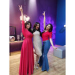 Eisha Singh Instagram - GIRL GANG ✌🏻💕 #Juzzbaat Made me laugh, giggle, dance, chuckle and whatnot! 🙈 Also, cheers to our humorous tales 🙊😂🤟🏻