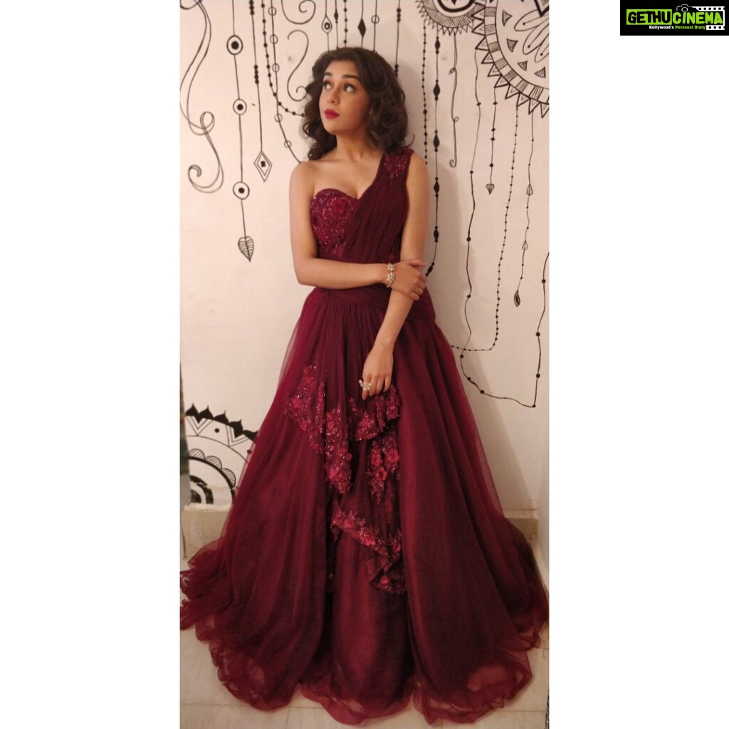 Eisha Singh Instagram - Gold Awards 2018💫 Styled by @hemlataa9😘 Assisted by @akansha.27 ❤️@Pbpalak❤️ Thank you lovelies ♥️ Outfit by @kalkifashion Jewellery by @gbtbetrue Clutch by @ru.saru