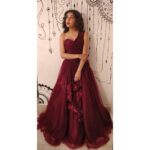 Eisha Singh Instagram - Gold Awards 2018💫 Styled by @hemlataa9😘 Assisted by @akansha.27 ❤️@Pbpalak❤️ Thank you lovelies ♥️ Outfit by @kalkifashion Jewellery by @gbtbetrue Clutch by @ru.saru