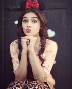 Eisha Singh Instagram - CAUTION: Don’t let a pretty bow fool you😂🎀 —— Thank you for these cute hand crafted hair accessories @bow_bucket ❤️