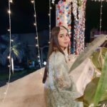 Eisha Singh Instagram - चेहरा ख़ामोश मगर रूह से शब्द भाग कर लबों तक आ रहे... जो अब नही कहना वो भी ये बताना चाह रहे... 🦋
