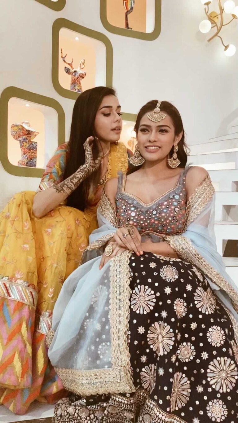 Eisha Singh Instagram - Suhaani and Riya are friendship Goals ❤️ Do you think their Friendship will last forever? 🥲 @eishasingh PS : She’s not just my onscreen bestie but also my offscreen bestie ❤️🤗 and the offscreen friendship will definitely last forever. ❤️🤗 #sirftum #voot #vootselect #colors #viacom18 #love #friendship #happiness